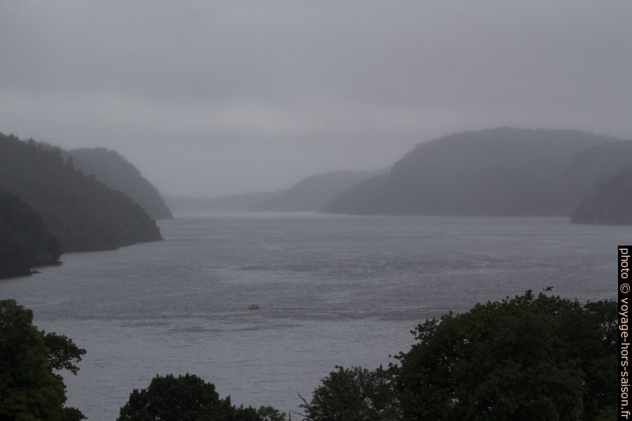 Le Rosfjord sous la pluie. Photo © André M. Winter