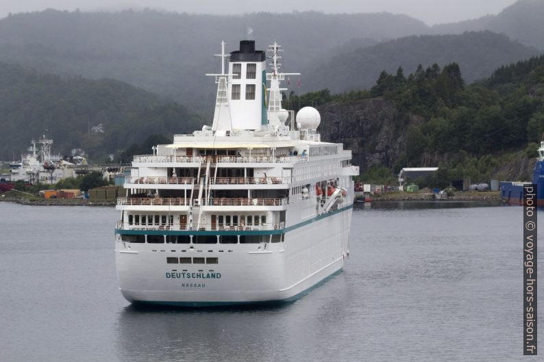 Navire de croisière Deutschland dans le Rosfjord. Photo © André M. Winter