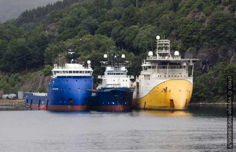 Navires de ravitaillement de plateformes pétrolières amarrées l'un à l'autre. Photo © André M. Winter