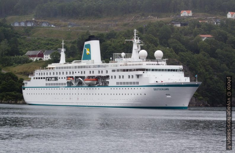 Le navire de croisière Deutschland dans le Rosfjord. Photo © André M. Winter