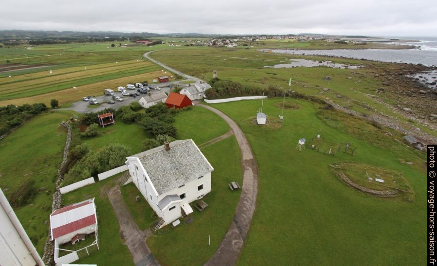 Parking et maisons autour du phare de Lista. Photo © André M. Winter