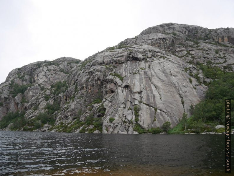 Rochers de la rive nord du lac Langevatnet. Photo © Nicolas Medwedeff