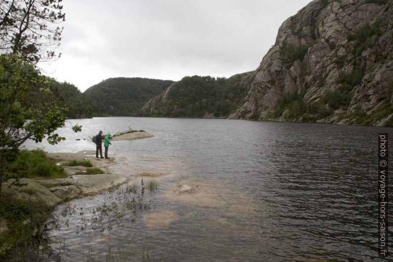 André et Nicolas au bord du lac Langevatnet. Photo © Alex Medwedeff