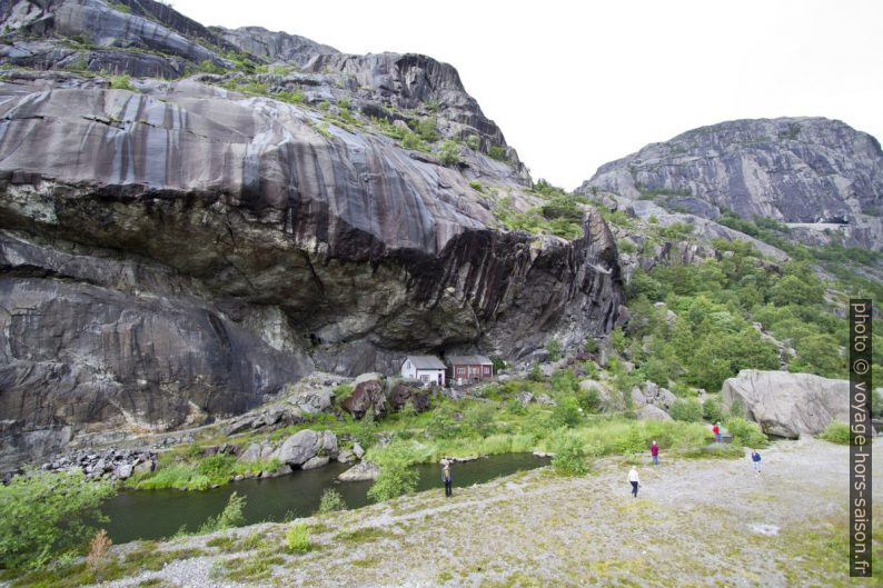 Maisons de Hellern sous le surplomb de roche. Photo © André M. Winter