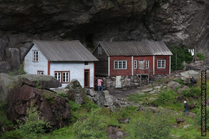 Les deux maisons de Hellern sous le surplomb. Photo © André M. Winter