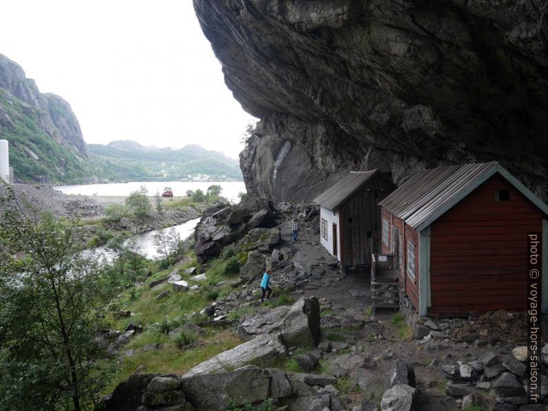 Les deux maisons de Hellern sous le surplomb. Photo © Nicolas Medwedeff