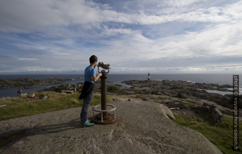 Nicolas vise le Phare d'Eigerøy avec une longue-vue. Photo © André M. Winter