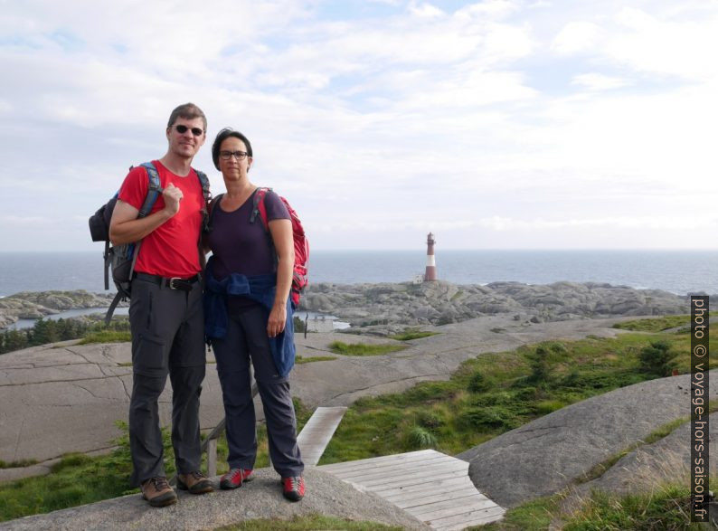 André, Alex et le phare d'Eigerøy. Photo © Nicolas Medwedeff