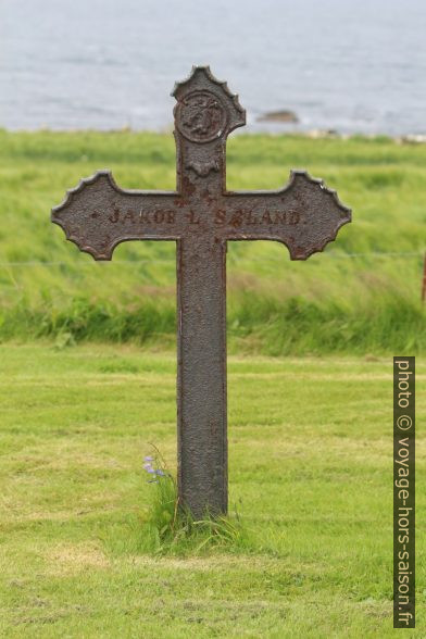 Croix tombale de Jakob L. Sæland. Photo © André M. Winter