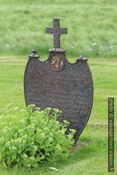 Plaque tombale en fer. Photo © André M. Winter