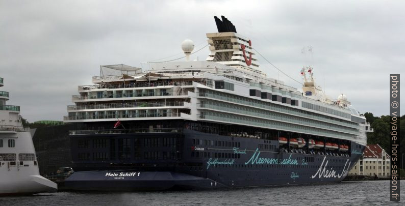 Mein Schiff 1 amarré au quai de Sandvigå. Photo © André M. Winter