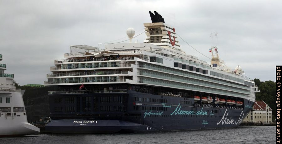 Mein Schiff 1 amarré au quai de Sandvigå. Photo © André M. Winter