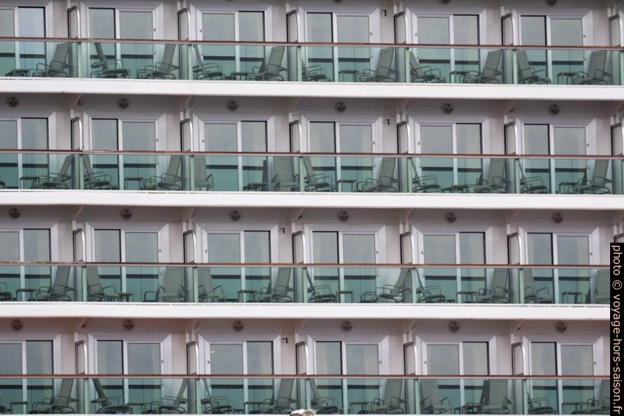 Motif répetitif des balcons de cabines du P&O Britannia. Photo © André M. Winter