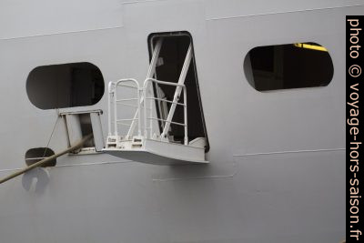 Porte dans la coque pour contrôler l'amarrage avant du MSC Musica. Photo © André M. Winter