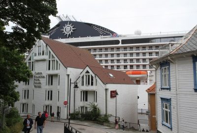 Maisons de Stavanger et le grand navire MSC Musica