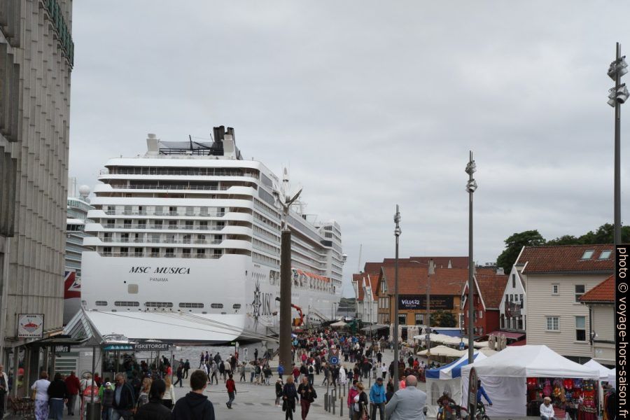 Navire de croisière MSC Musica accosté au Vågen de Stavanger. Photo © Alex Medwedeff