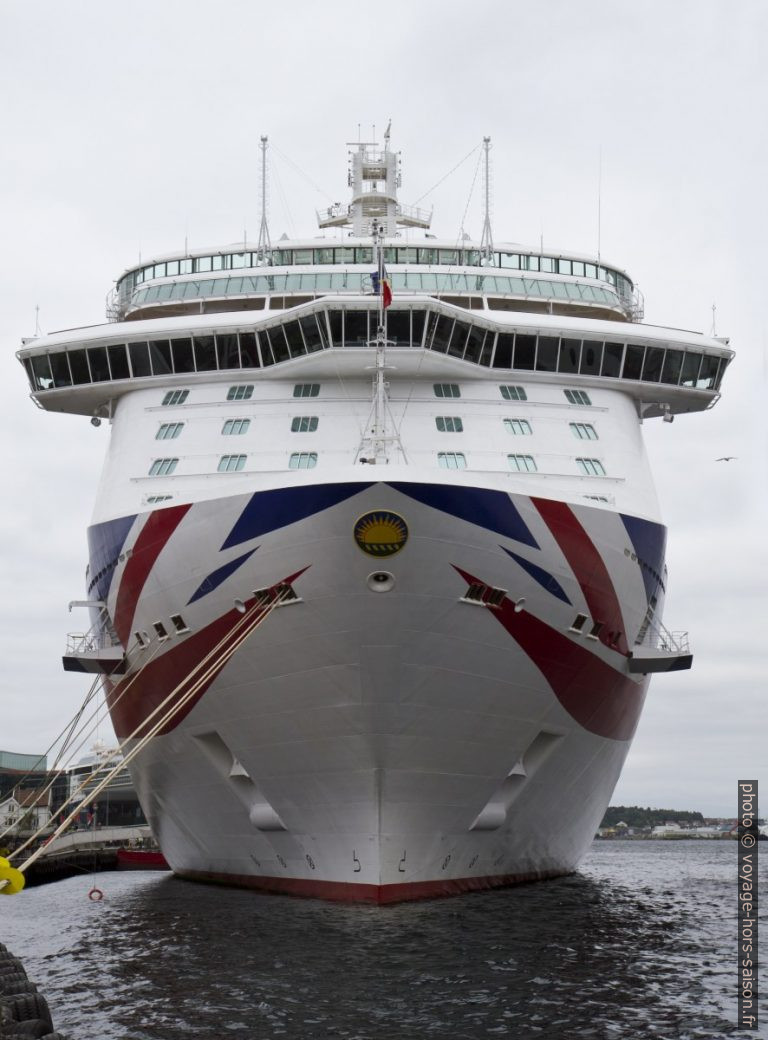 Proue du P&O Cruises Britannia à quai à Stavanger. Photo © Alex Medwedeff
