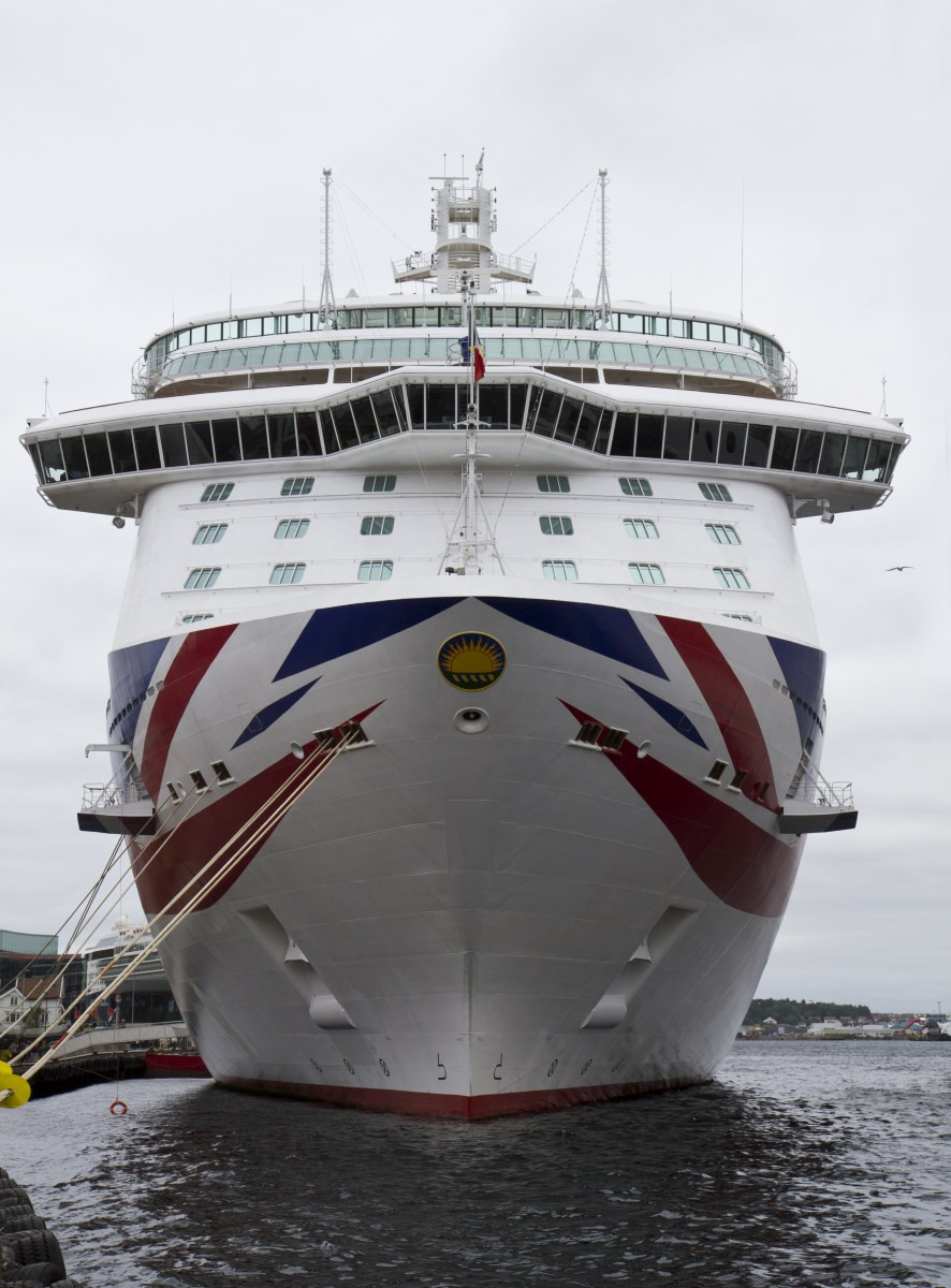 Proue du P&O Cruises Britannia à quai à Stavanger. Photo © Alex Medwedeff
