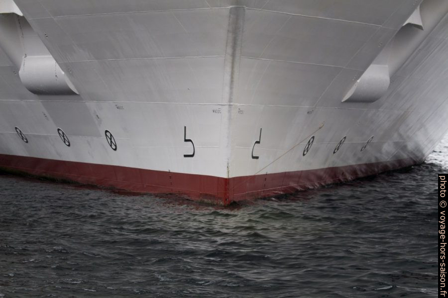 Signes des propulseurs et du bulbe d'étrave du P&O Britannia. Photo © André M. Winter