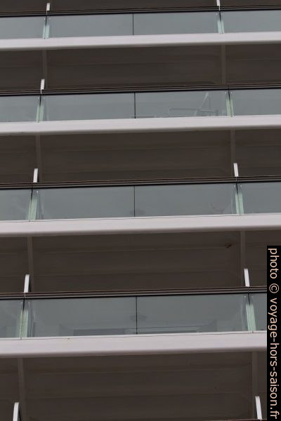 Balcons de cabines du P&O Britannia. Photo © André M. Winter