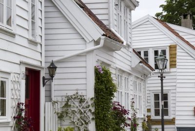 Maison peintes en blanc de Gamle Stavanger. Photo © Alex Medwedeff