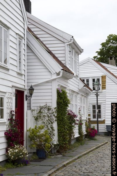 Maison peintes en blanc de Gamle Stavanger. Photo © Alex Medwedeff