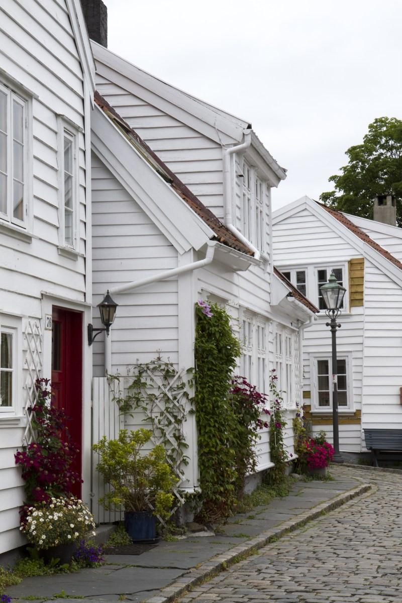 Maison peintes en blanc de Gamle Stavanger. Photo © Alex Medwedeff