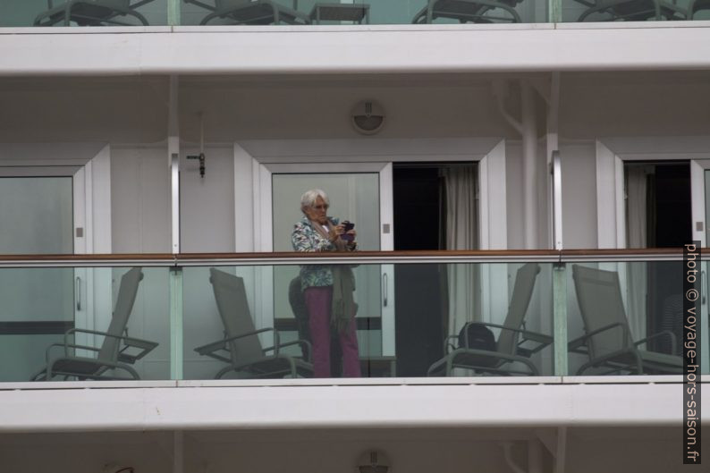 Une passagère sur un balcon de cabine du P&O Britannia. Photo © André M. Winter