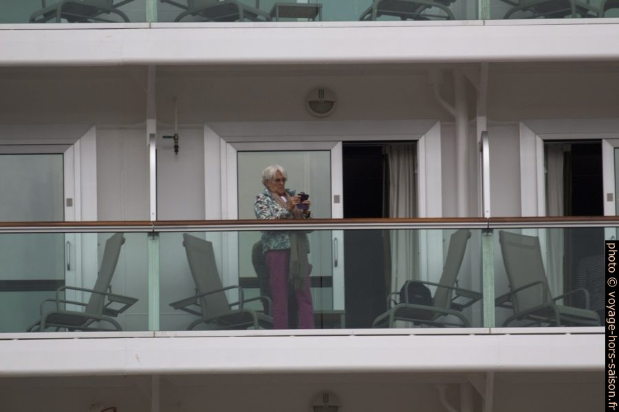 Une passagère sur un balcon de cabine du P&O Britannia. Photo © André M. Winter