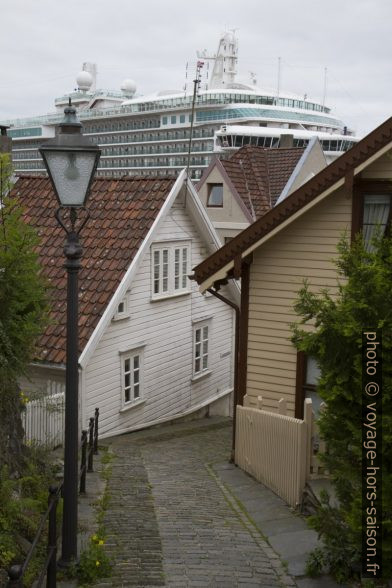 Eckmannsbakken, maisons de Gamle Stavanger et le P&O Britannia. Photo © Alex Medwedeff