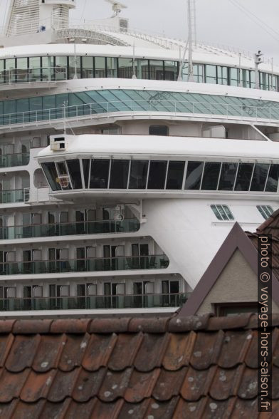 Toits de Stavanger dépassés par le navire Cruises Britannia. Photo © André M. Winter