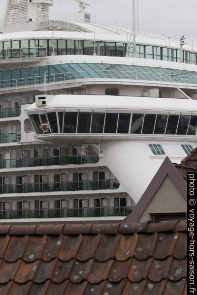 Toits de Stavanger dépassés par le navire Cruises Britannia. Photo © André M. Winter