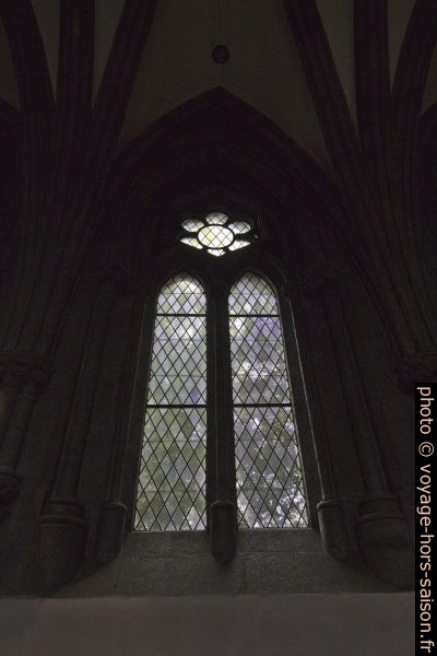Vitrail gothique du chœur de la cathédrale de Stavanger. Photo © André M. Winter