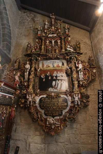Épitaphe polychrome de 1661. Photo © André M. Winter
