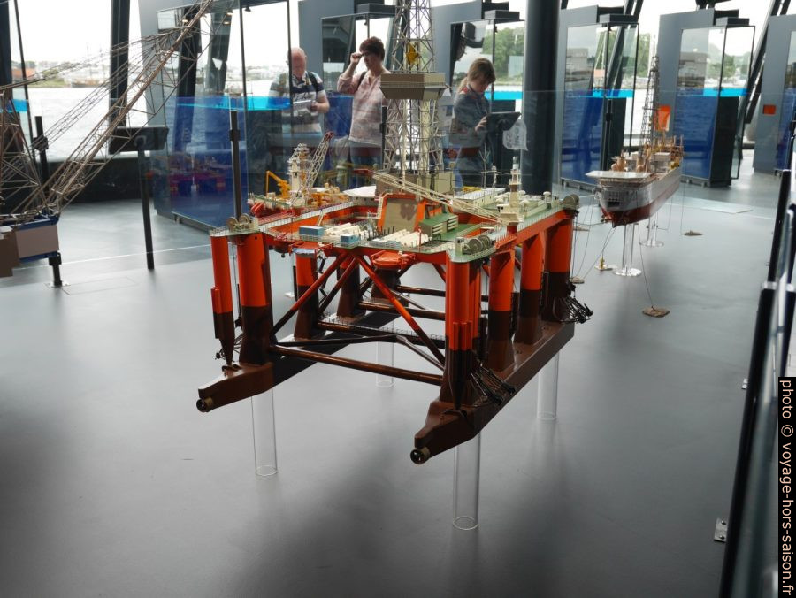 Modèles de plateformes pétrolières. Photo © Nicolas Medwedeff