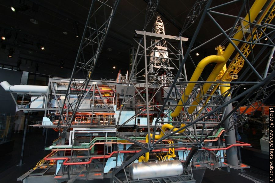 Modèle historique d'une plateforme pétrolière. Photo © André M. Winter