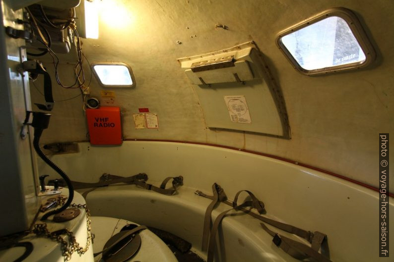 Vue intérieure d'une embarcation de sauvetage circulaire à chute libre Whittaker. Photo © André M. Winter