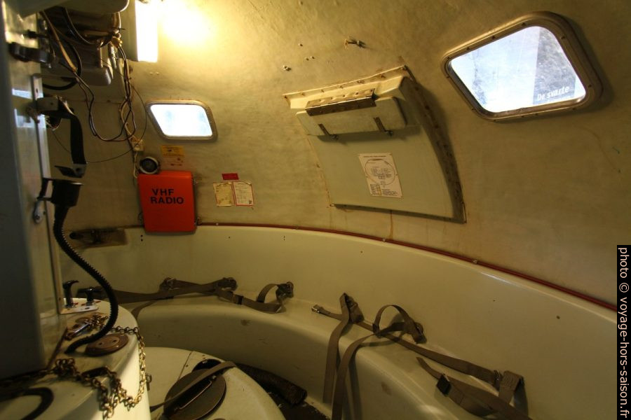 Vue intérieure d'une embarcation de sauvetage circulaire à chute libre Whittaker. Photo © André M. Winter
