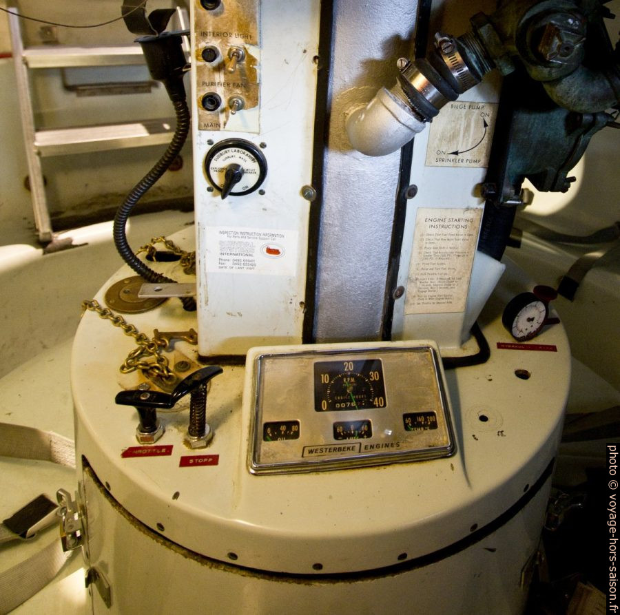 Instruments de la colonne centrale d'une embarcation de sauvetage circulaire. Photo © André M. Winter