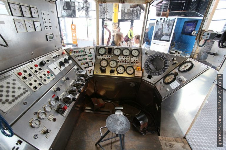 Poste de commande de tour de forage. Photo © André M. Winter