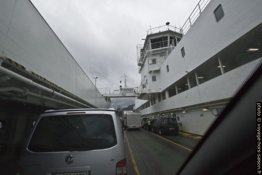 Pont des véhicules sur le ferry Finnøy de Lauvvika à Oanes. Photo © André M. Winter