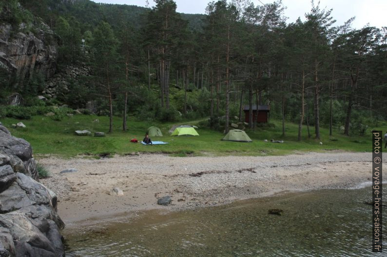 Nos tentes dans la Ytre Dørviga. Photo © Alex Medwedeff