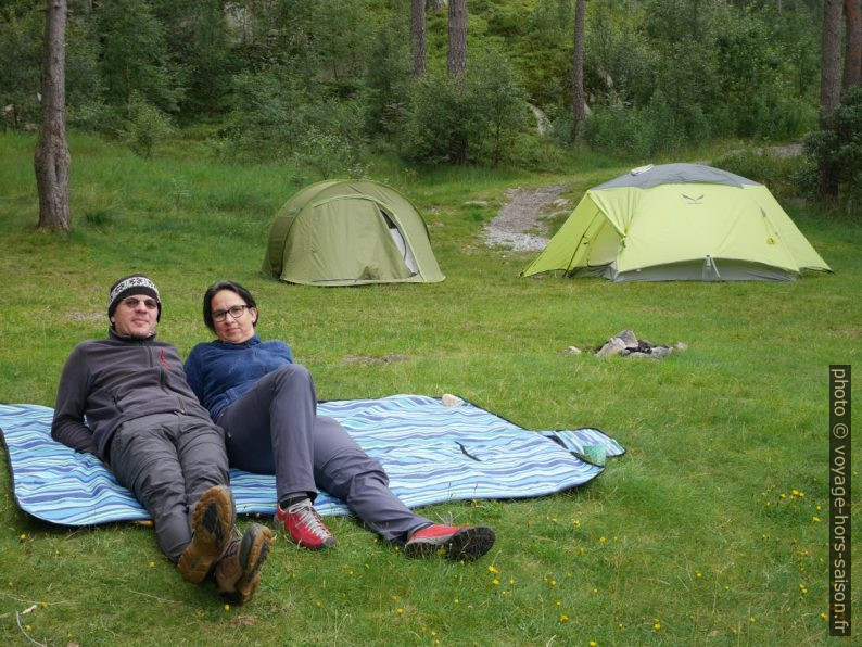 André, Alex et nos tentes dans la Ytre Dørviga. Photo © Nicolas Medwedeff