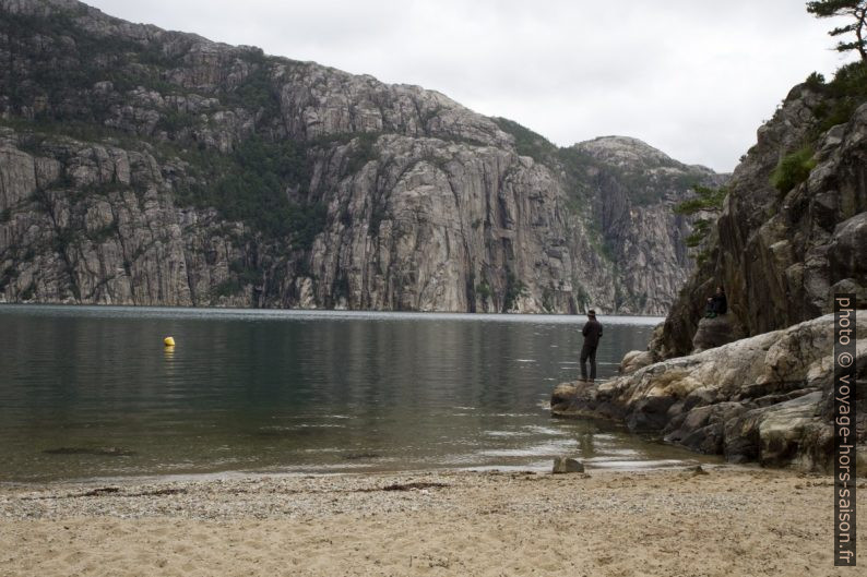 André pêche dans le Lysefjord. Photo © Alex Medwedeff