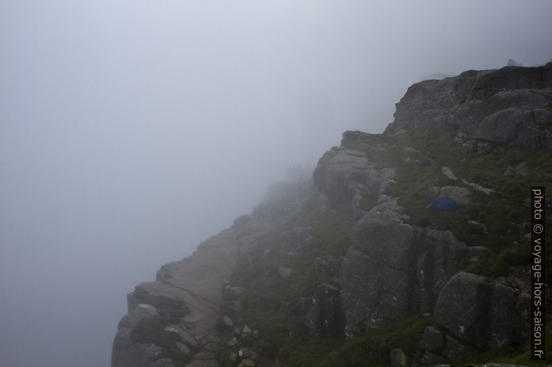 Brume dense peu avant le Preikestolen. Photo © Alex Medwedeff