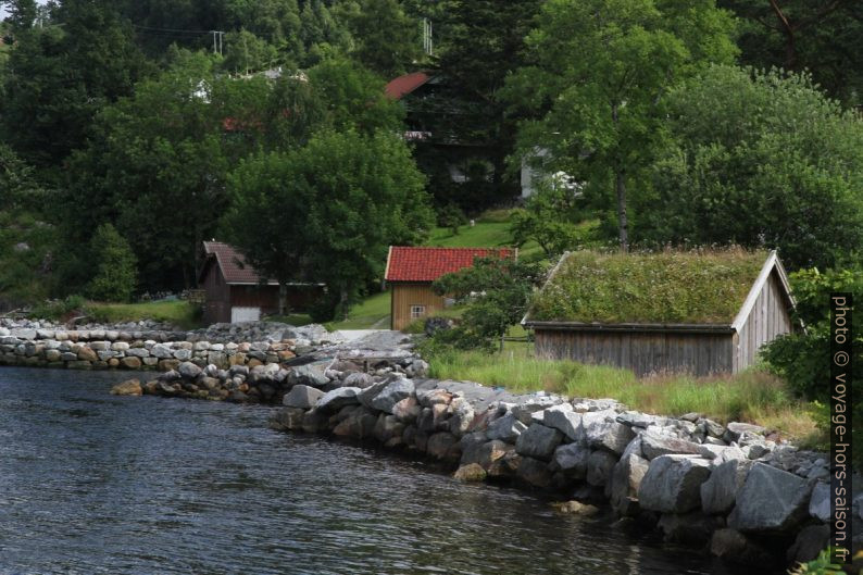 Huttes au bord du Jøsenfjord. Photo © Alex Medwedeff