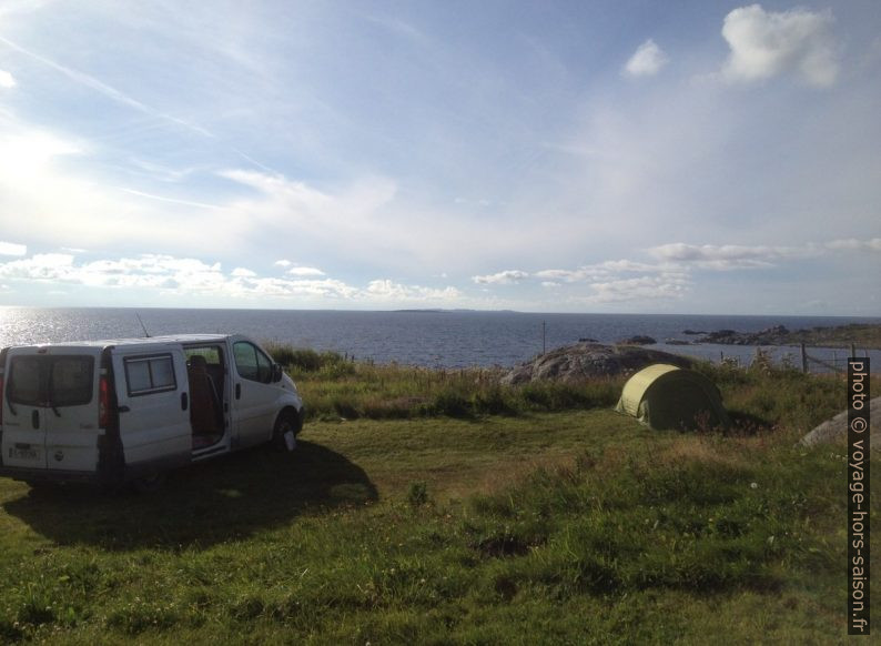 Notre trafic et la tente en front de mer. Photo © Alex Medwedeff