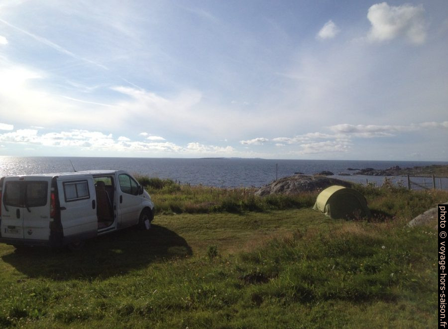 Notre trafic et la tente en front de mer. Photo © Alex Medwedeff
