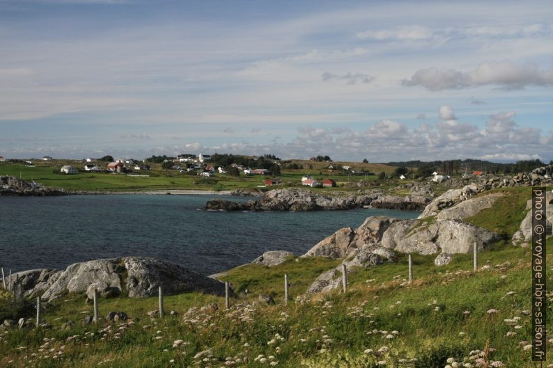 Cap rocheux Laksodden dans la La baie Hemnesvika. Photo © Alex Medwedeff