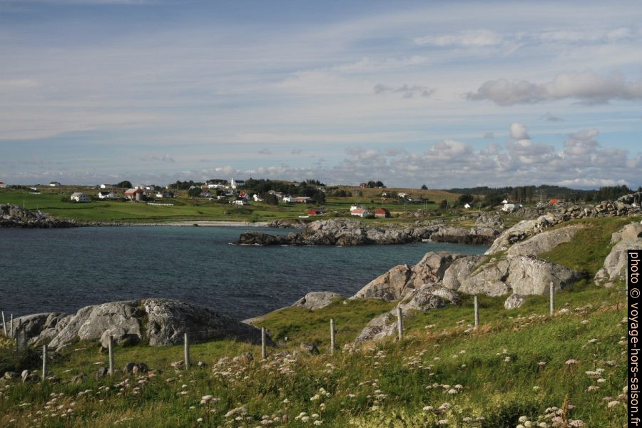 Cap rocheux Laksodden dans la La baie Hemnesvika. Photo © Alex Medwedeff